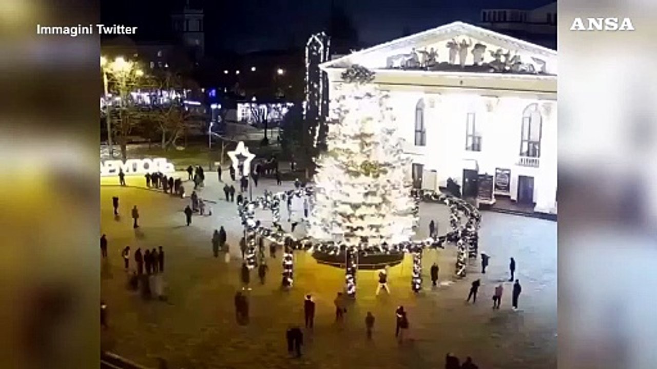 In Ucraina l'albero di Natale crolla all'improvviso