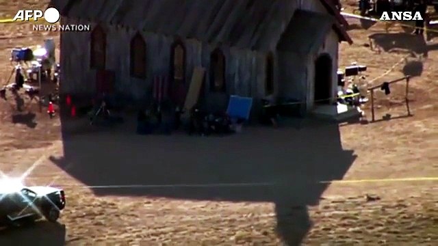 La polizia sul set di Rust : un colpo sparato da Alec Baldwin ha ucciso Halyna Hutchins