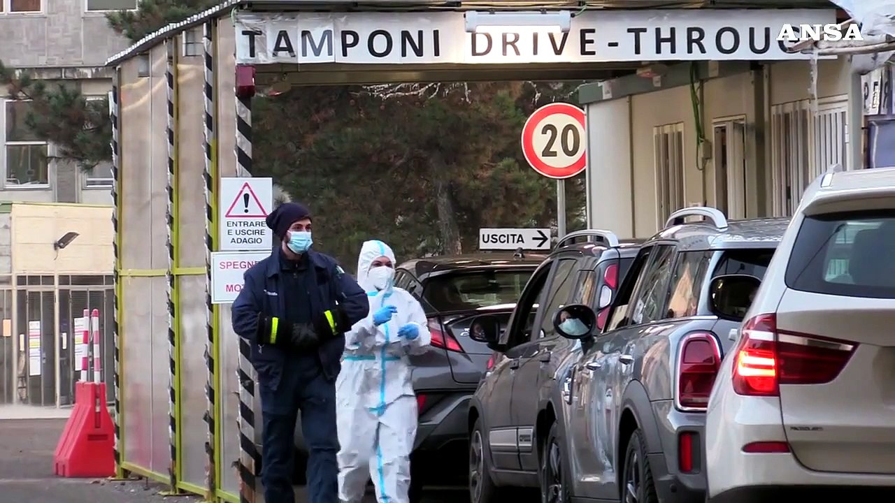 Covid, caos tamponi a Milano: "Rapidi esauriti,...