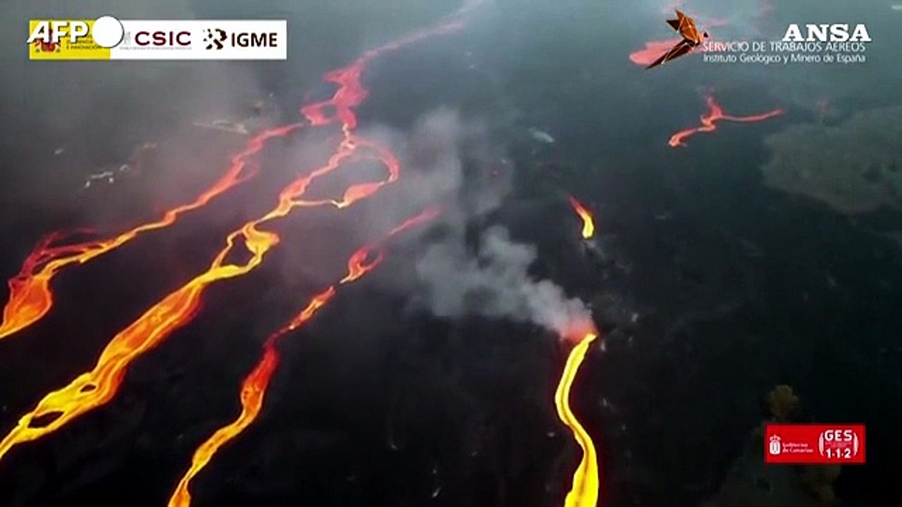 Eruzione alle Canarie, nuove esplosioni di lava dai crateri del Cumbre Vieja