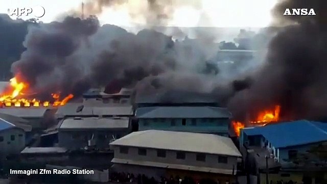 Isole Salomone, rivolta nella capitale: i manifestanti danno fuoco ad alcuni edifici
