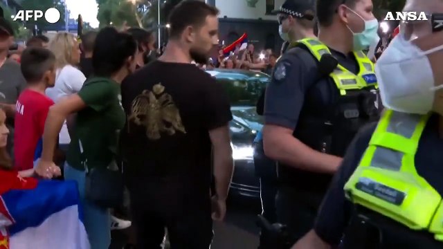 Djokovic, la polizia australiana usa spray al peperoncino per disperdere i sostenitori del tennista