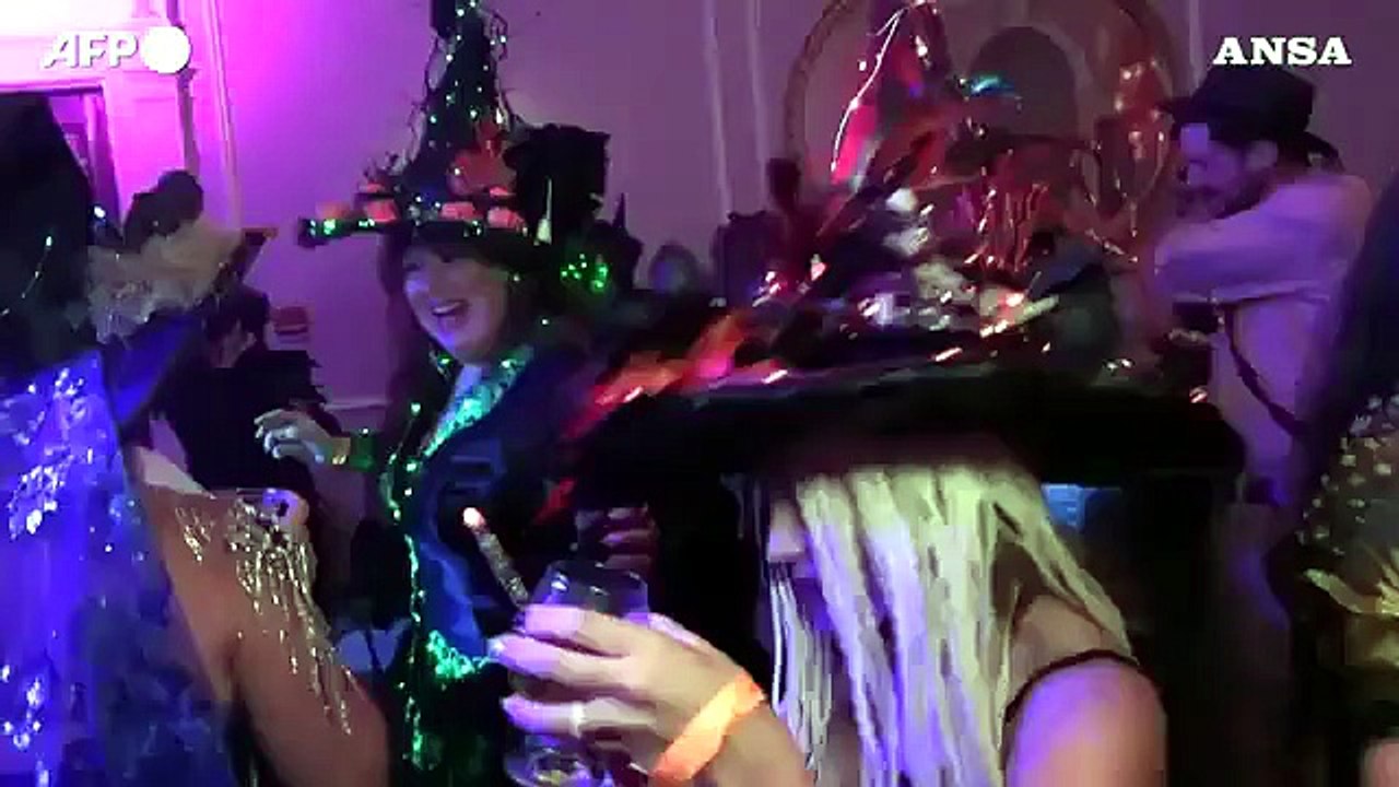 Usa, le streghe ritornano a Salem: la notte di Halloween balli e riti magici