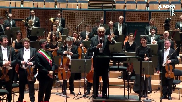 Ovazione e richiesta di bis per Mattarella al Teatro del Maggio di Firenze