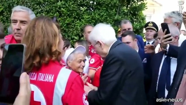 Bagno di folla per Mattarella ai Giardini del Quirinale