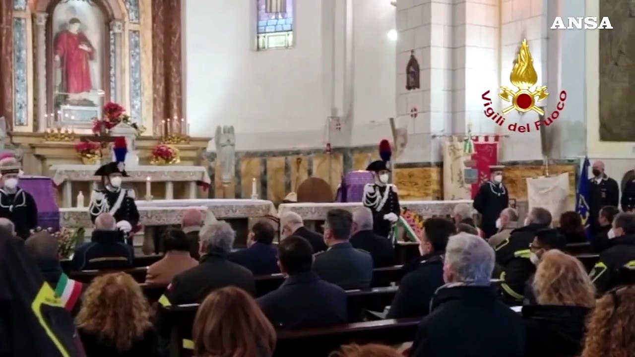 10 anni fa il naufragio della Concordia: i naufraghi tornano al Giglio, fiori in mare