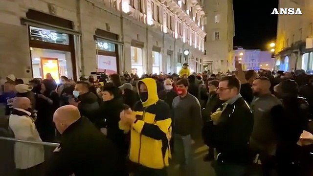No green pass, a Trieste tensioni tra manifestanti e forze dell'ordine: Vergogna