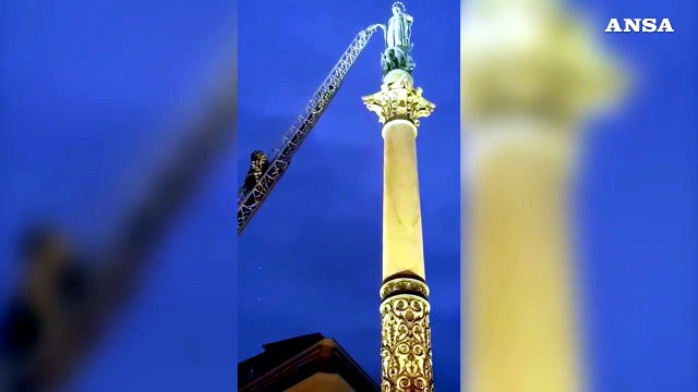 Roma, i Vigili del fuoco depongono una corona di fiori sulla statua della Madonna
