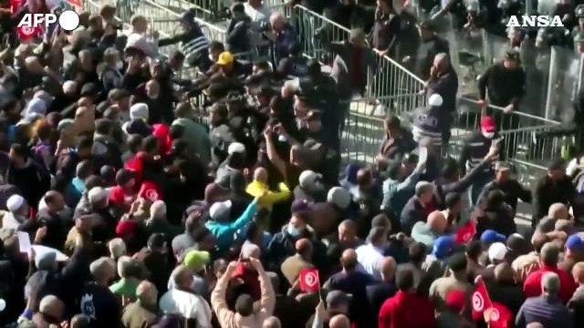 Tunisia, continuano le proteste contro il presidente Saied