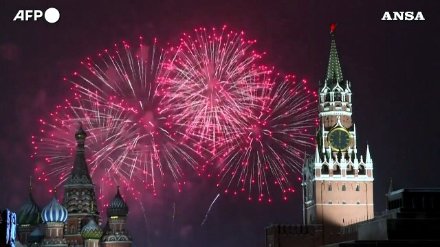 Mosca, i fuochi d'artificio per l'arrivo del nuovo anno nella Piazza Rossa vuota