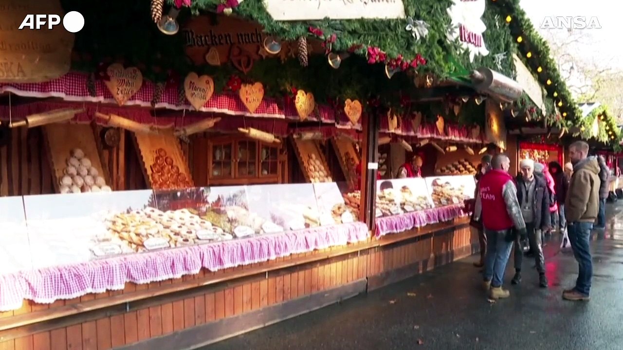 Vienna, riapre il mercatino di Natale dopo il lockdown