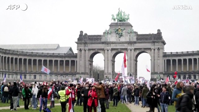 Scontri no vax a Bruxelles, la polizia usa lacrimogeni e idranti contro i manifestanti