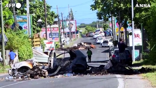 Guadalupa, barricate per le proteste no vax bloccano le strade dell'isola