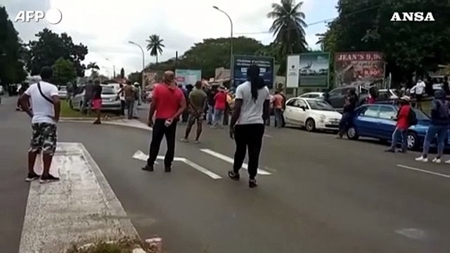 Covid, in Guadalupa i manifestanti bloccano la strada vicino all'ospedale