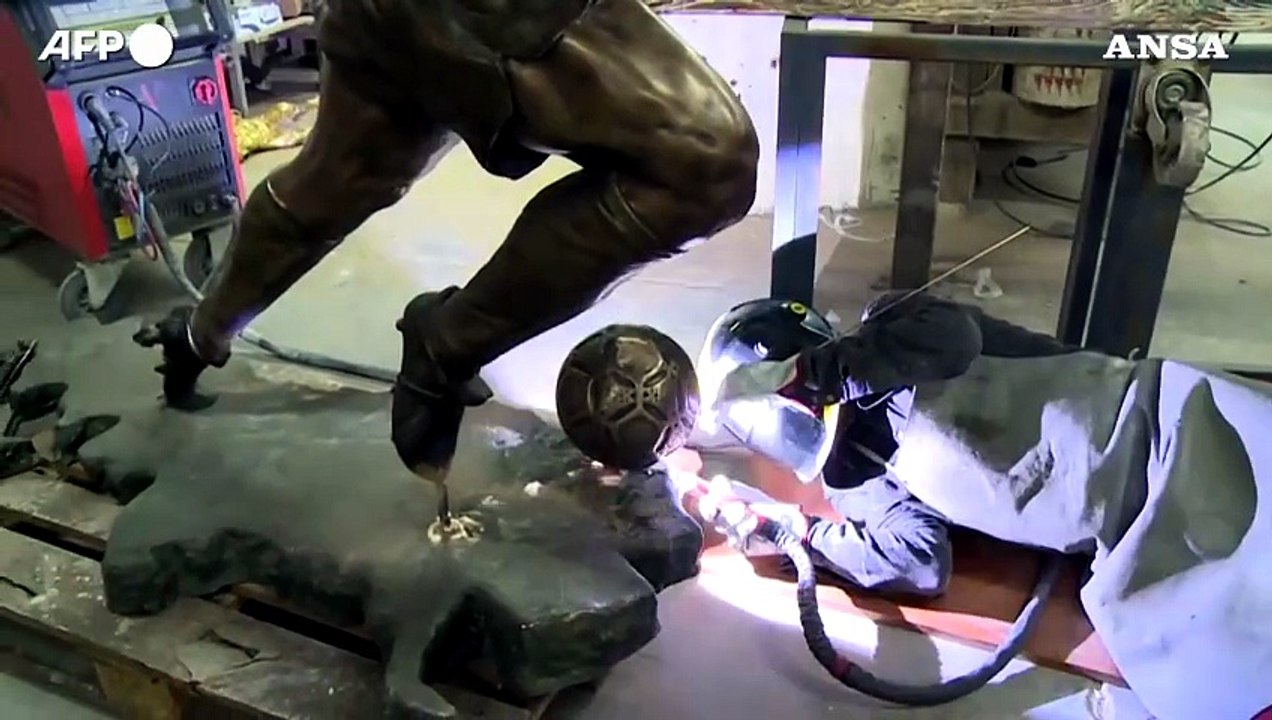 Napoli, la statua di Maradona davanti allo stadio un anno dalla sua scomparsa
