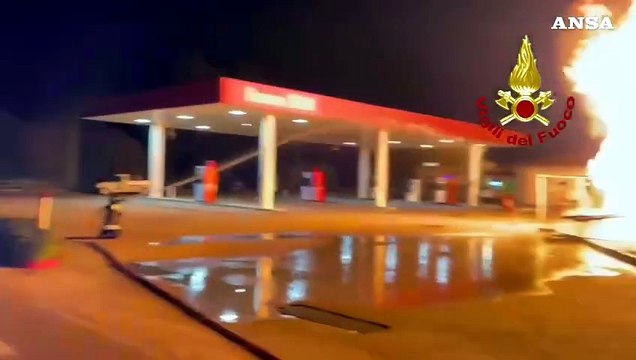 Incendio in un distributore Gpl nel Nuorese, momenti di paura per le alte fiamme