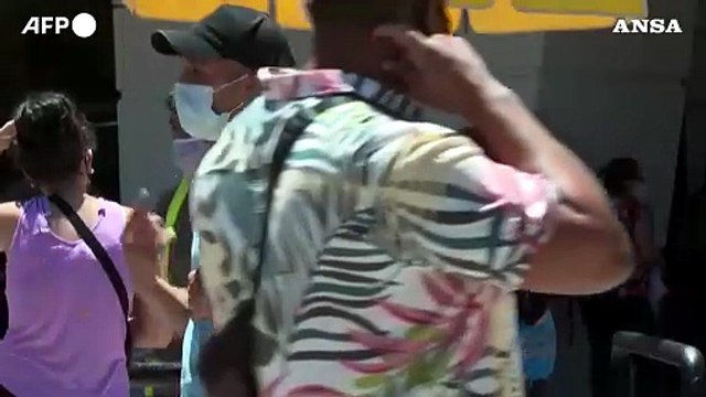Anche a Buenos Aires lunghe file per il tampone: casi in aumento in Argentina