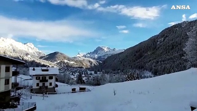 Nevicata sulle Dolomiti bellunesi, gatti delle nevi in azione a Falcade