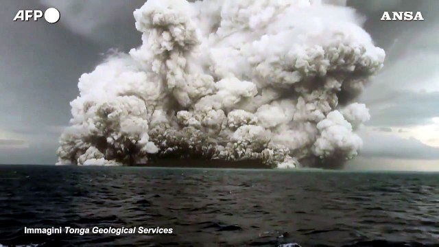 Eruzione vulcanica a Tonga, l'enorme nuvola di cenere copre l'isola