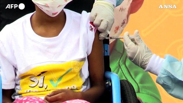 Covid, in Peru' e' uno show l'inizio della vaccinazione dei bambini dai 5 agli 11 anni