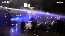 Covid, la polizia olandese usa gli idranti contro i manifestanti