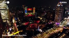 Taiwan, uno spettacolo di luci natalizie e laser luminosi colora Taipei