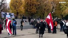 Proteste a Vienna dopo l'introduzione del lockdown per i non vaccinati