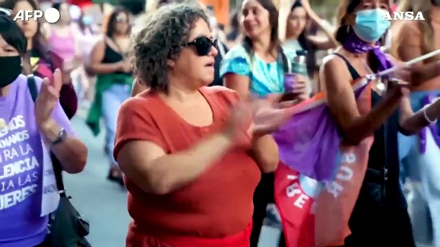 Uruguay, migliaia di persone protestano contro la violenza sulle donne