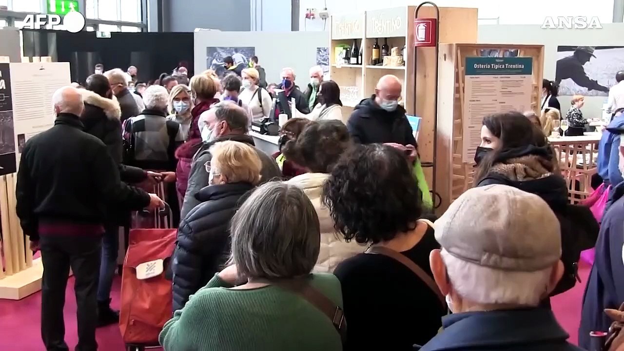 Covid, nuove misure: multe ai no vax over 50 e pass obbligatorio nei negozi