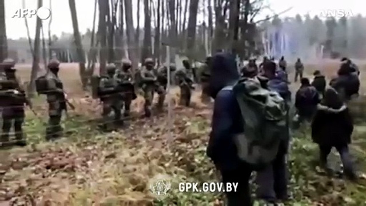 Bielorussia, i migranti arrivano al confine: i militari bloccano il passaggio