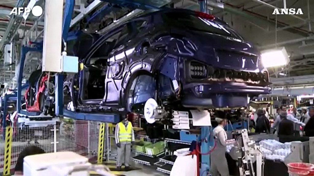 Economia, il mercato dell'auto chiude un difficile 2021