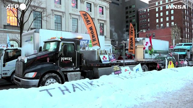 Ottawa, camionisti protestano contro l'obbligo vaccinale per attraversare la frontiera