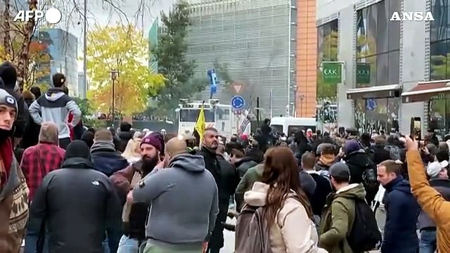 Bruxelles, in 35mila contro le restrizioni Covid: scontri tra manifestanti e polizia