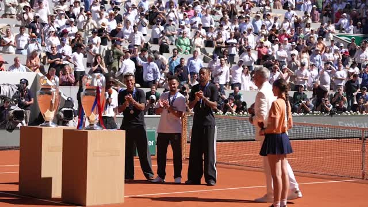 PSG - Dans une ambiance folle, Dembélé & Cie présentent le trophée à Roland-Garros