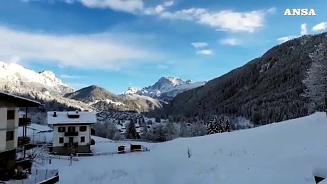 Nevicata sulle Dolomiti bellunesi, gatti delle nevi in azione a Falcade