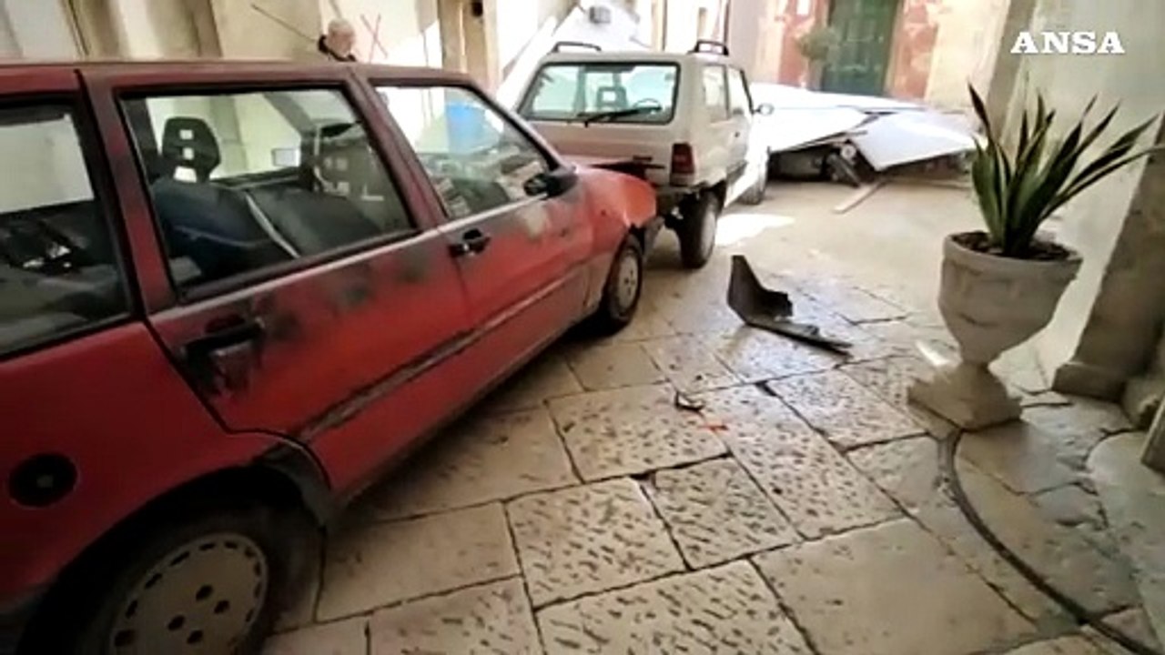 San Severo, senza green pass non puo' entrare in Comune: prende l'auto e sfonda il portone