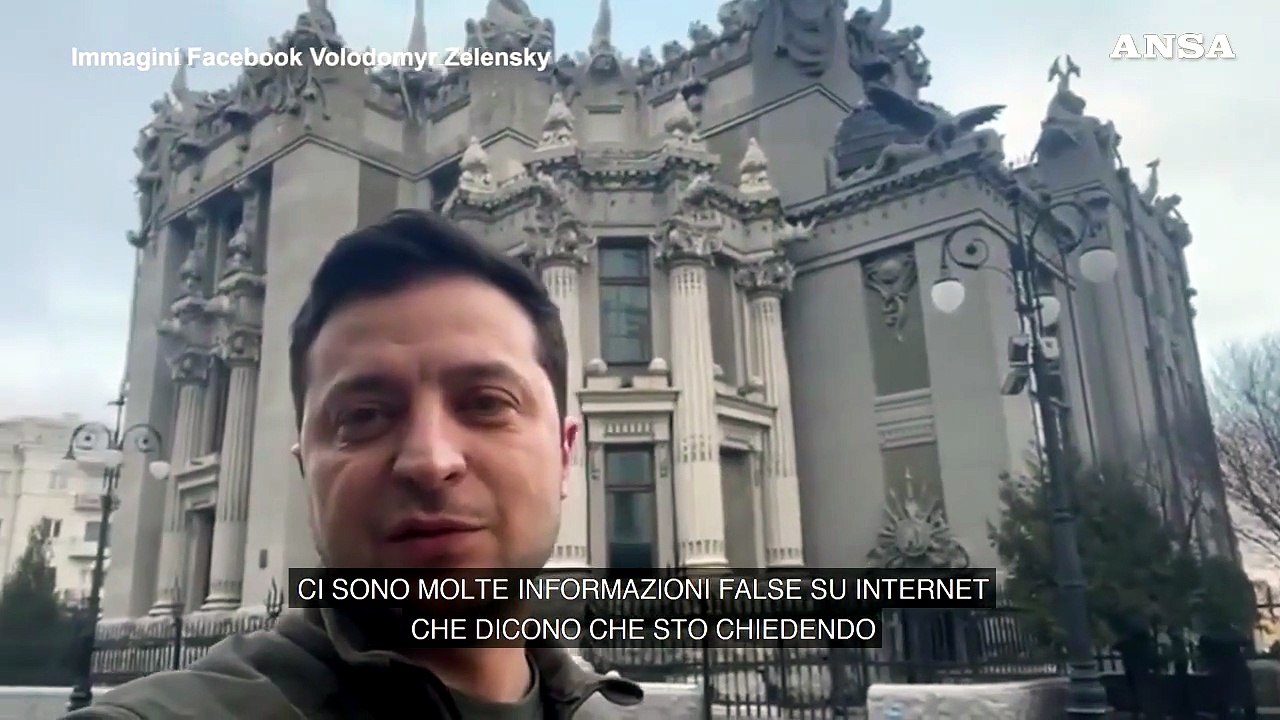 Ucraina, Zelensky: "Non credete alle fake news, non deporremo le armi"
