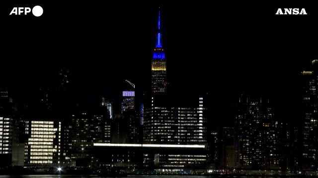 New York, l'Empire State Building illuminato con i colori della bandiera ucraina