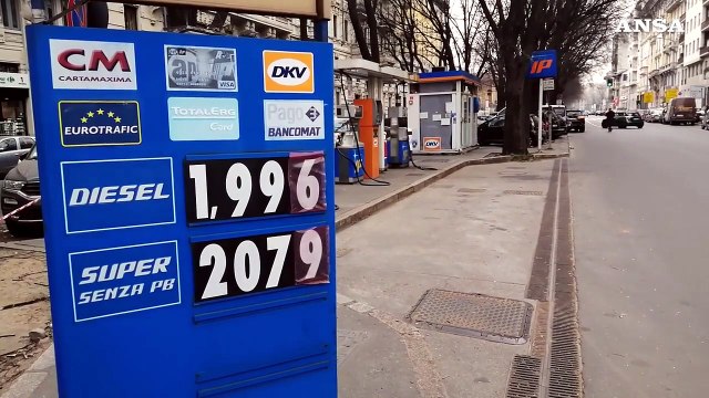 Caro benzina, prezzi alle stelle a Milano: carburante sopra i 2 euro al litro
