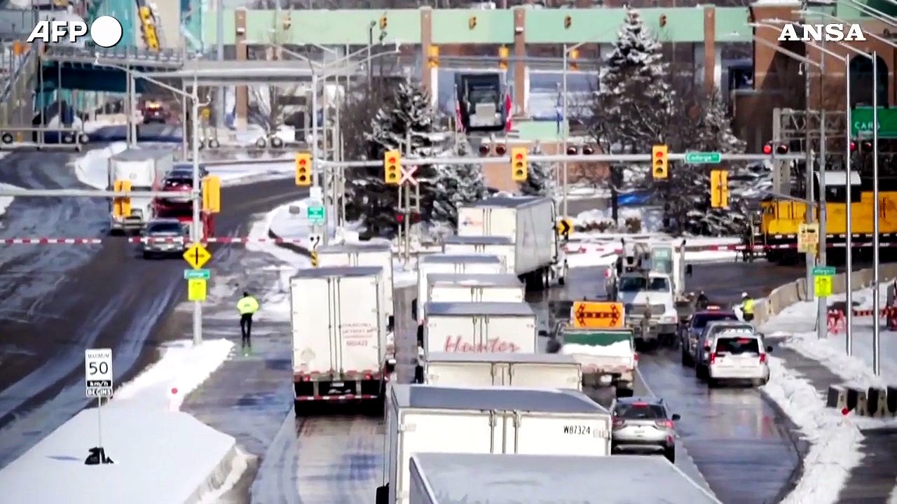 Canada, riaperto al traffico il ponte occupato dai camionisti no pass