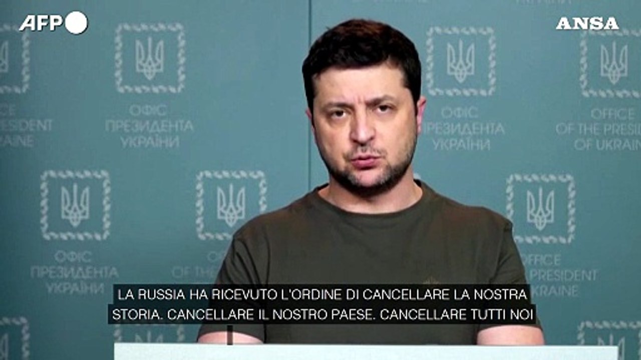 Ucraina, Zelensky: "La Russia vuole cancellare la nostra storia"