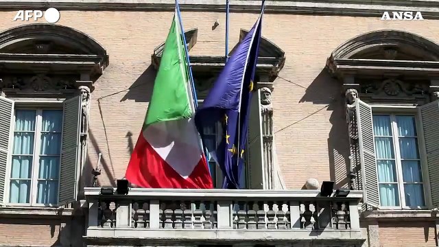 Ucraina, ok del Parlamento all'invio di armi. Draghi: Non ci voltiamo