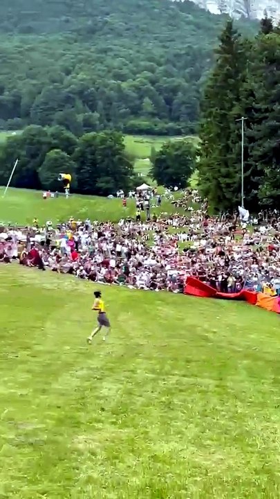 Corrono e rotolano dietro una forma di formaggio: il "Cheese Rolling". Spettacolo a Brentonico