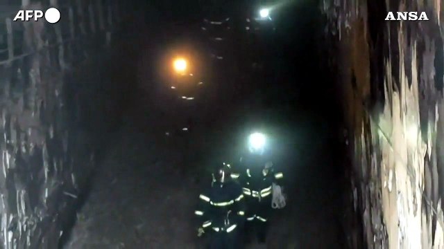 Incendio traghetto, i vigili del fuoco cercano i dispersi a bordo