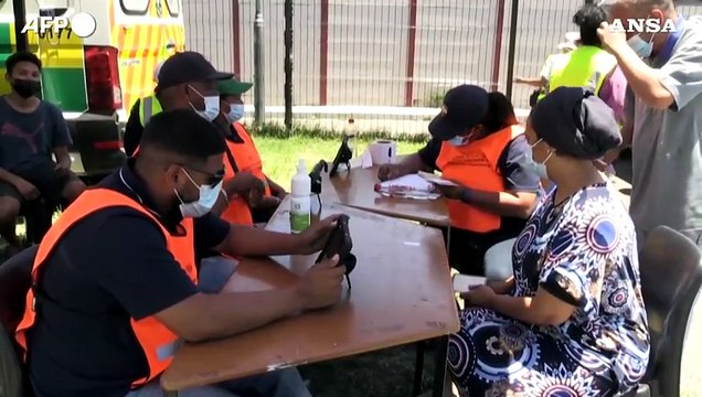 Citta' del Capo, un Vaxi-taxi propone un servizio di vaccinazione mobile alla gente del posto