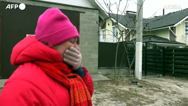Ucraina, a Irpin gli abitanti restano per prendersi cura degli animali