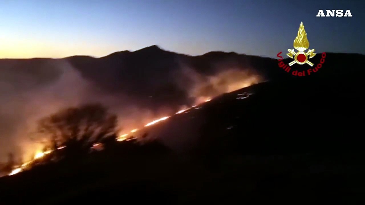 Incendio nello Spezzino, le fiamme alimentate dal forte vento