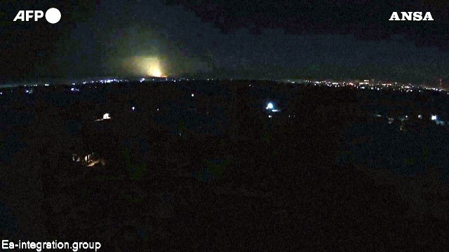 Ucraina, Kharkiv sotto attacco: le immagini delle esplosioni notturne