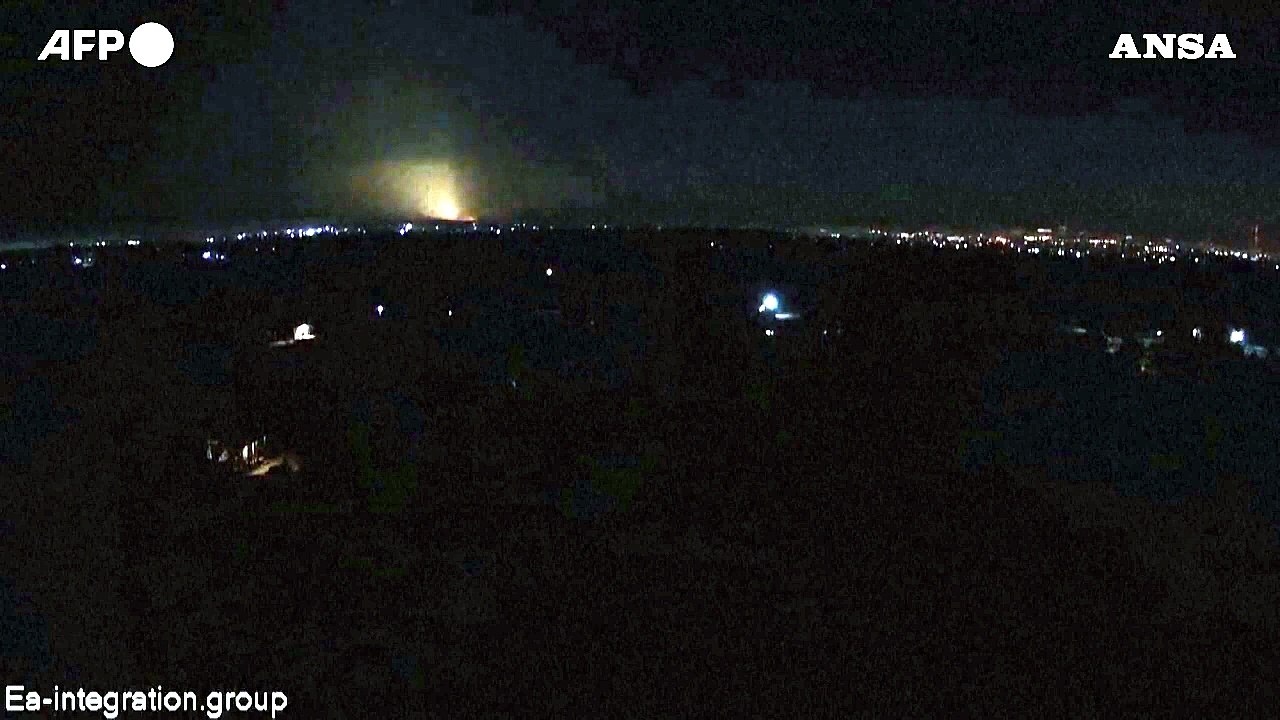 Ucraina, Kharkiv sotto attacco: le immagini delle esplosioni notturne