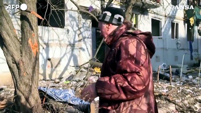 Ucraina, Chuguev dopo l'attacco: residenti feriti e in lacrime, fumo dagli edifici